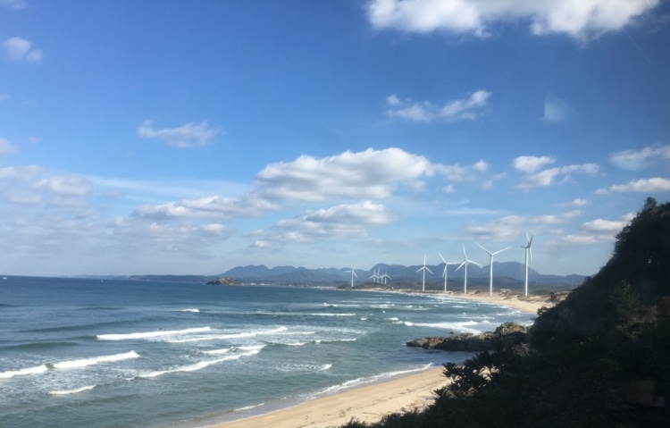 風力発電と日本海を望む