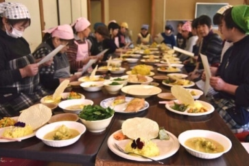 写真:山奥の村でつくったスパイスカレー。本格的過ぎでみんなビックリ