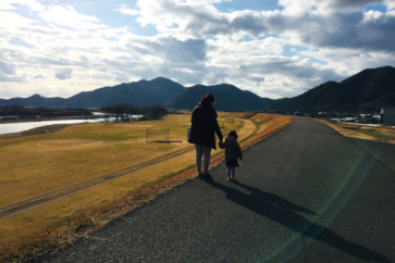 写真:激務、不妊治療、ワンオペ育児…私が娘と田舎に移住したわけ