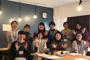 写真:アイデアをワイワイ話し合おう。小商い講座で夢が具体的に