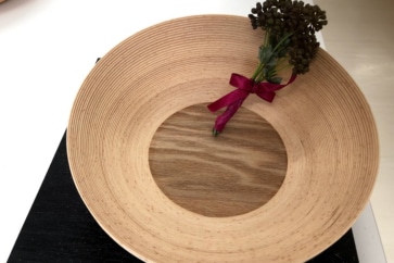 写真:木目が美しいブナの工芸品。廃校でつくられた大満足の逸品です