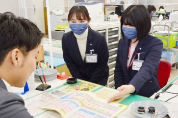 写真:おしゃれな岡山産デニムマスク。色落ちしにくく着け心地もいい