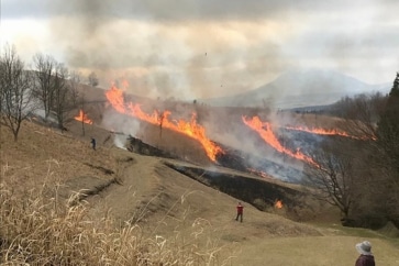 写真:「死ぬばい!」山村に移住直後、野焼きで炎に囲まれ軽トラで脱出