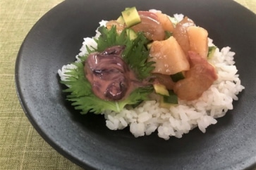 写真:つるり、とろ~り。富山湾のホタルイカを使ったぜいたく海鮮丼