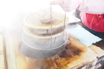 写真:肉や野菜がほくほくおいしい。温泉の「地獄蒸し」で手軽に蒸し料理