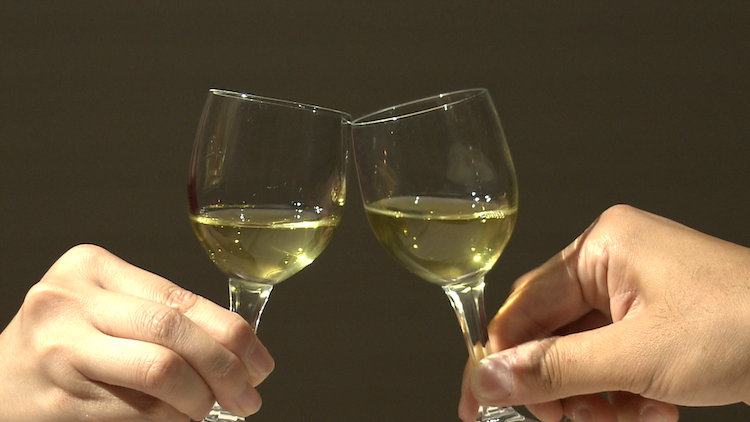 ワイングラスで乾杯