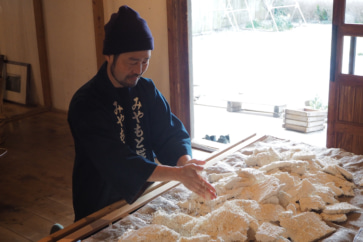 写真:みそ、酒、しょうゆ。発酵食品のおいしさを決める麹づくりに挑戦