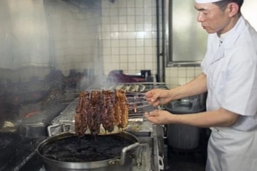 写真:絶品ウナギを味わいつつ料理長の話を聞く。オンラインの会が盛況