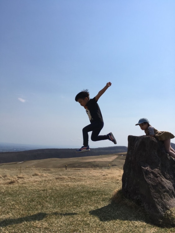 北海道の野原で遊ぶ子ども