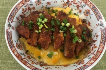 写真:会津名物ソースカツ丼を専用ソースで簡単に。アレンジ料理もいける