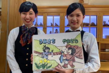 写真:特急「海幸山幸」で神話を巡る旅へ。乗務員の手づくり紙芝居も楽しい