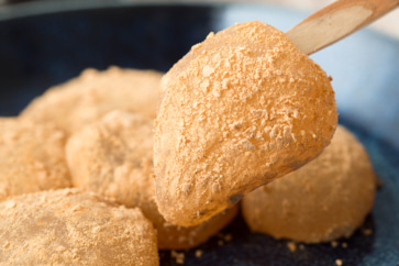 写真:1kg3万円のわらび粉使用。100年続く老舗のすごい和菓子たち