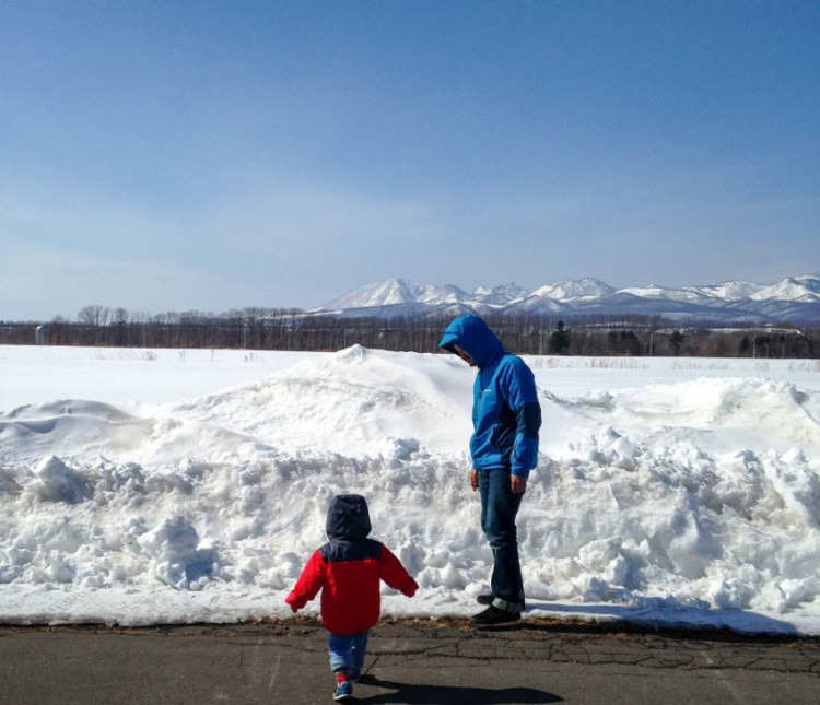 雪原で遊ぶ親子