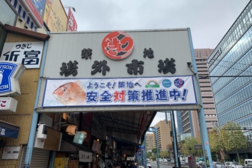 写真:買い物客でにぎわう築地場外市場。混雑緩和の対策は?