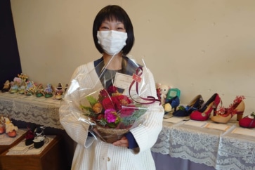 写真:思い出の靴をかわいく装飾。元靴屋の女性が小商いをスタート
