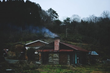 写真:元牛小屋レストランが花いっぱいに!ジビエとワインの夕べが大盛況