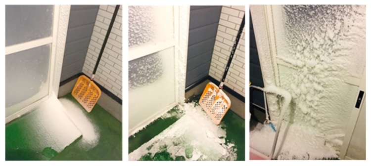 雪が吹き込み凍った風除室のドア