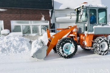 写真:ご近所さんの自家用ショベルカーも登場!津軽の雪かきはすごかった