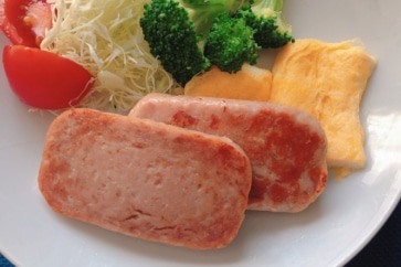 写真:おむすびにチャンプルー!国産ランチョンミートでつくる絶品沖縄ご飯