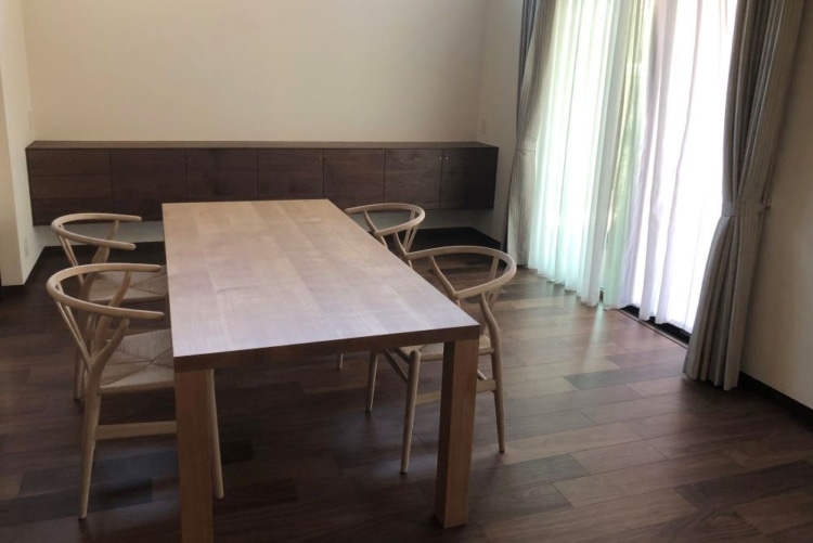 棚とダイニングテーブル