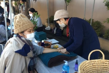 写真:目指すは「半農半アロマ」セラピストの女性が小商いにチャレンジ