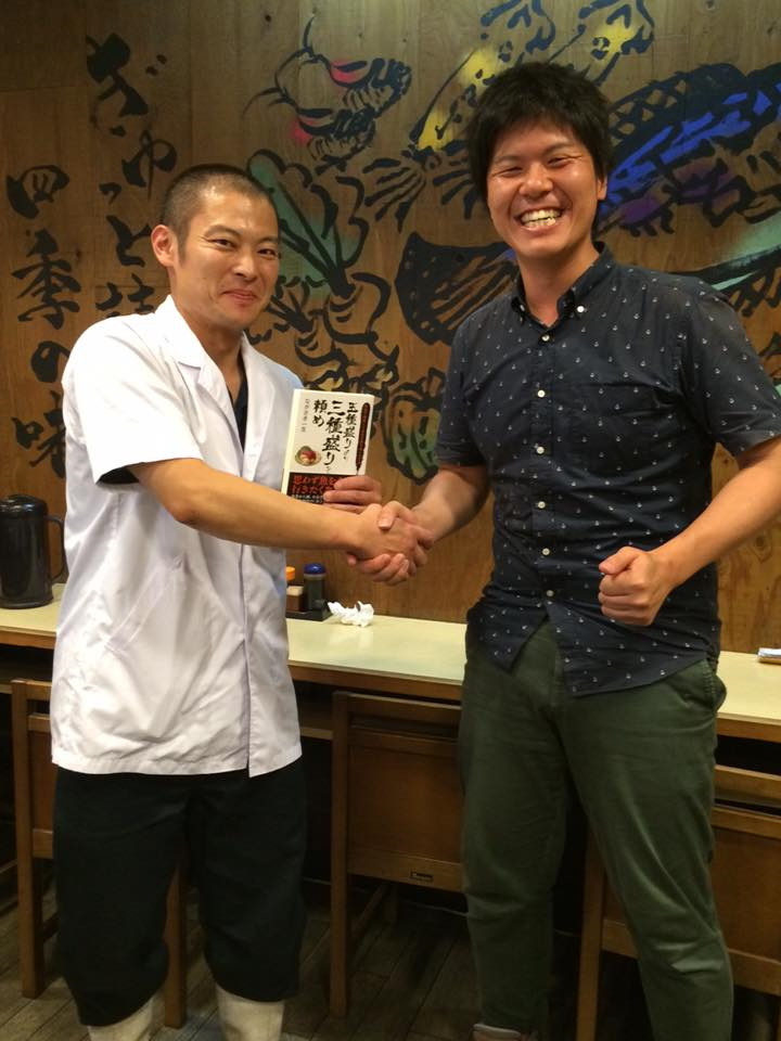 2016年の俵さん(左)と私(右)