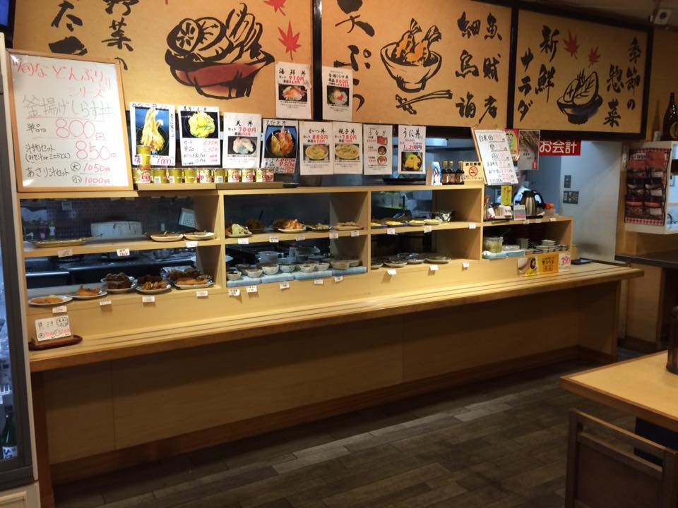 気軽に食べられるメニューが並ぶ店内