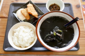 写真:焼きそばもご飯も真っ黒!うま味たっぷり沖縄のイカスミ料理