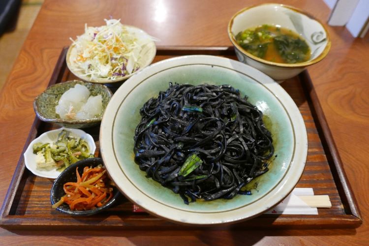 イカスミ焼きそば