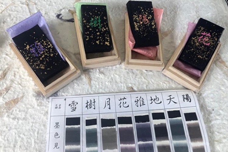 色合いが変化する墨