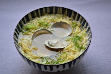 写真:ハマグリ、カツオ節、大豆。アンテナショップで見つけた薬膳グルメ