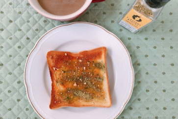 写真:チーズやバターと相性抜群。昆布屋さんのパン専用ふりかけがおいしい