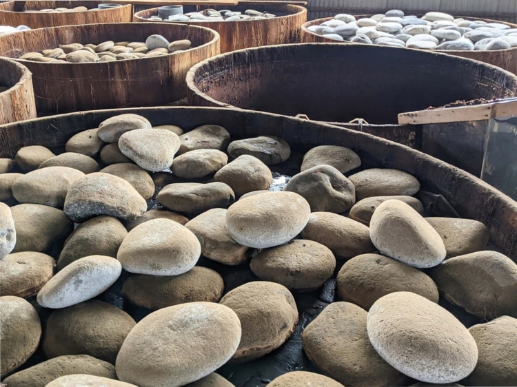 豆みその仕込み風景