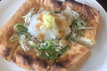 写真:ふんわりジューシーでおいしい。福井県の肉厚&ビッグな油揚げ