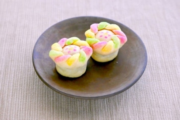 写真:ドラマにも登場。琉球王朝時代から伝わるカラフルな伝統菓子