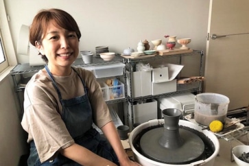 写真:「自由な発想で役立つ器をつくりたい」萬古焼を受け継ぐ元通信社の女性