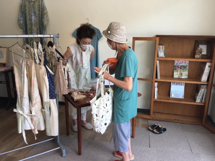 お客さんが買い物をする様子