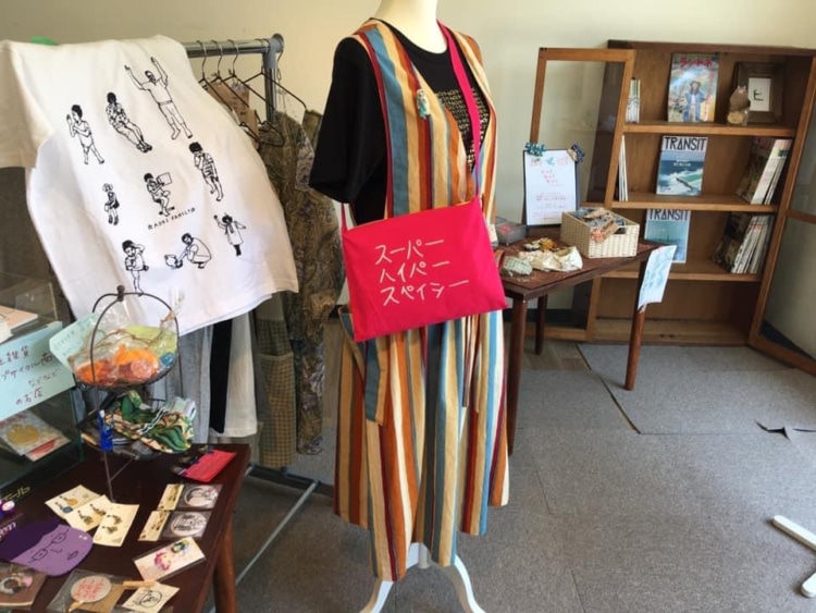 手づくり品が並ぶ店内