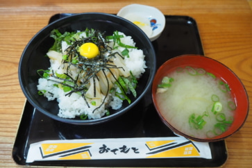 写真:漁師めしとあら汁で勝負。地魚がうますぎる女性漁師の食堂が人気