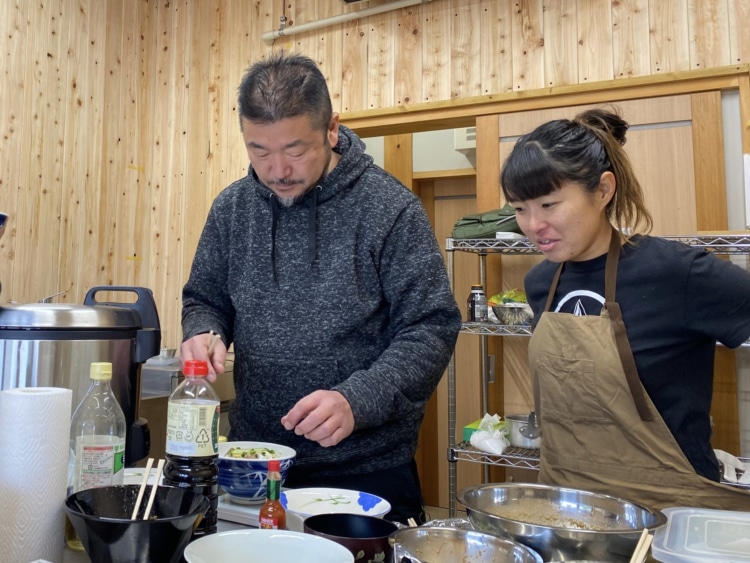 メニュー開発中の「魚の伝道師」こと上田勝彦さんと宮川さん