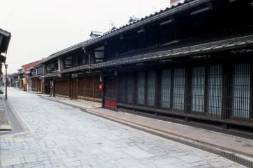写真:鋳物づくり体験も。映画のロケ地としても人気の高岡市金屋町地区
