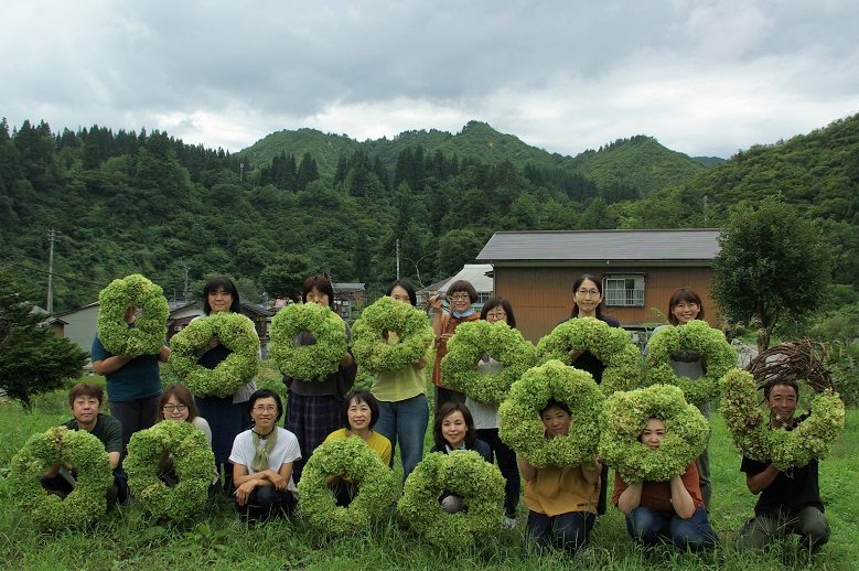 完成したリースと参加者たち