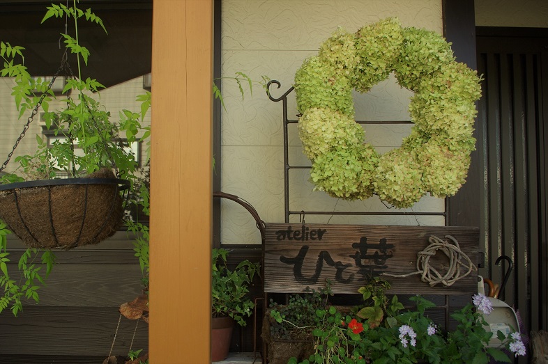 集落の花とつるを使ってリースづくり。魚沼のワークショップに参加｜カラふる -地方創生＆多文化共生マガジン-