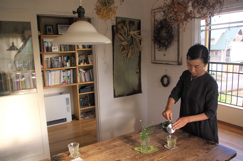 お茶をいれるひと葉さん