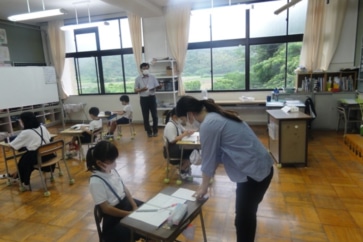 写真:2学年が1つのクラスになる「複式学級」。移住して驚いた学校の環境