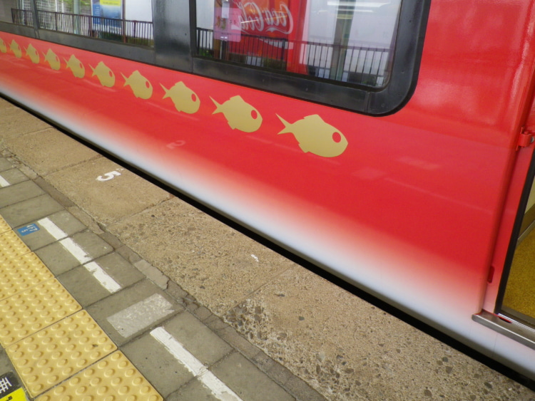 車体下はシルバーグレーのグラデーション