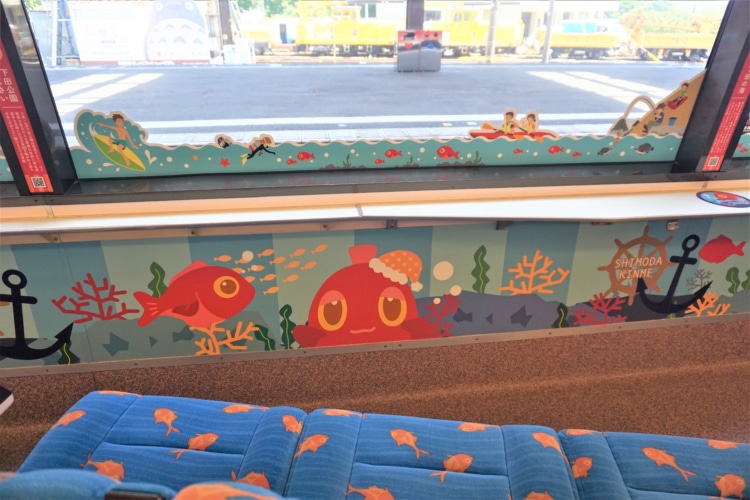 車内で泳ぐキンメ