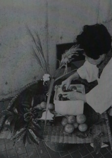 お供えをする様子