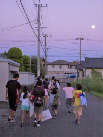 袋いっぱいにお菓子を持ち帰る泥棒たち