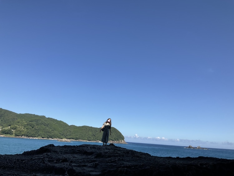 海をバックに佇む